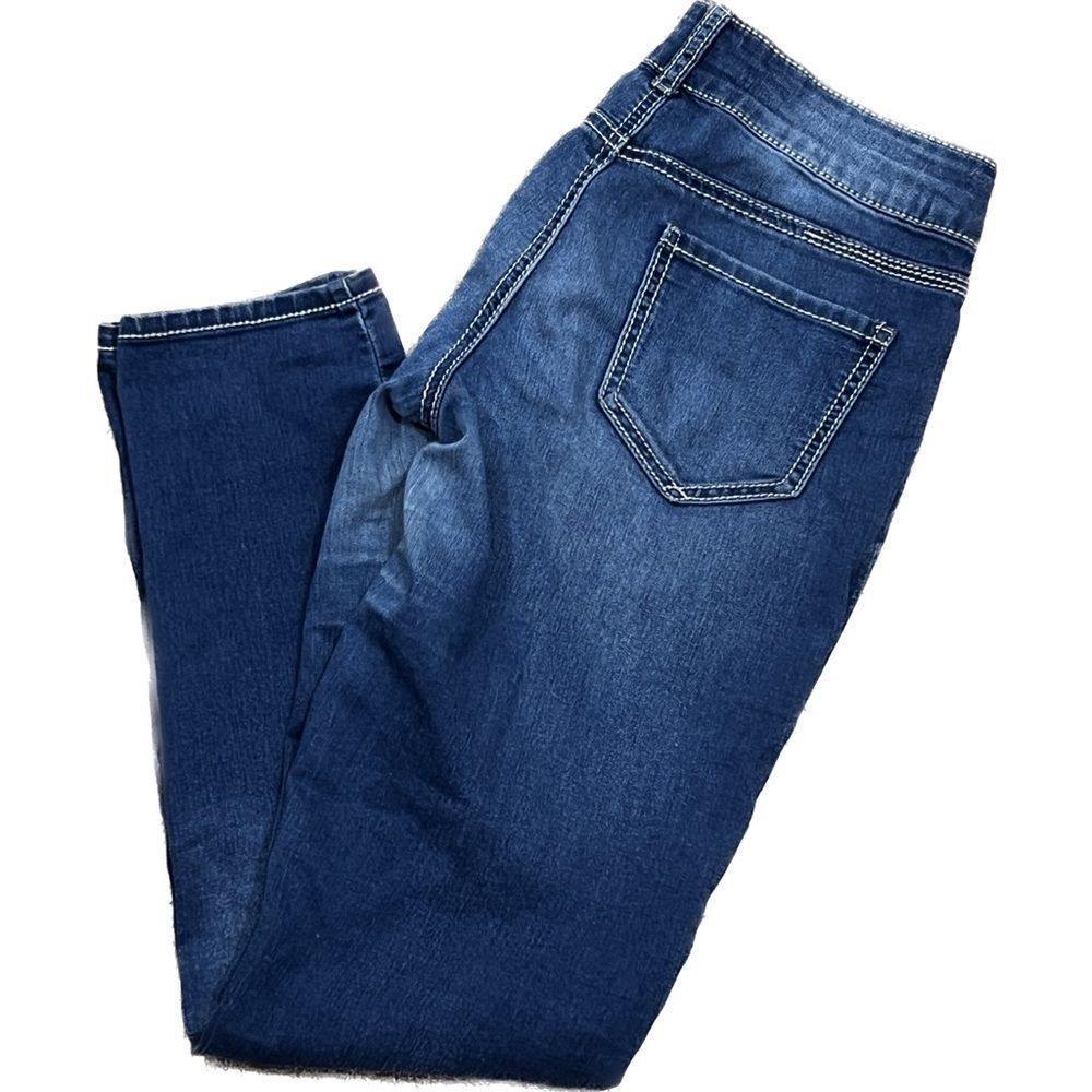 Maurices women’s size M – R straight leg, lightweight denim jeans